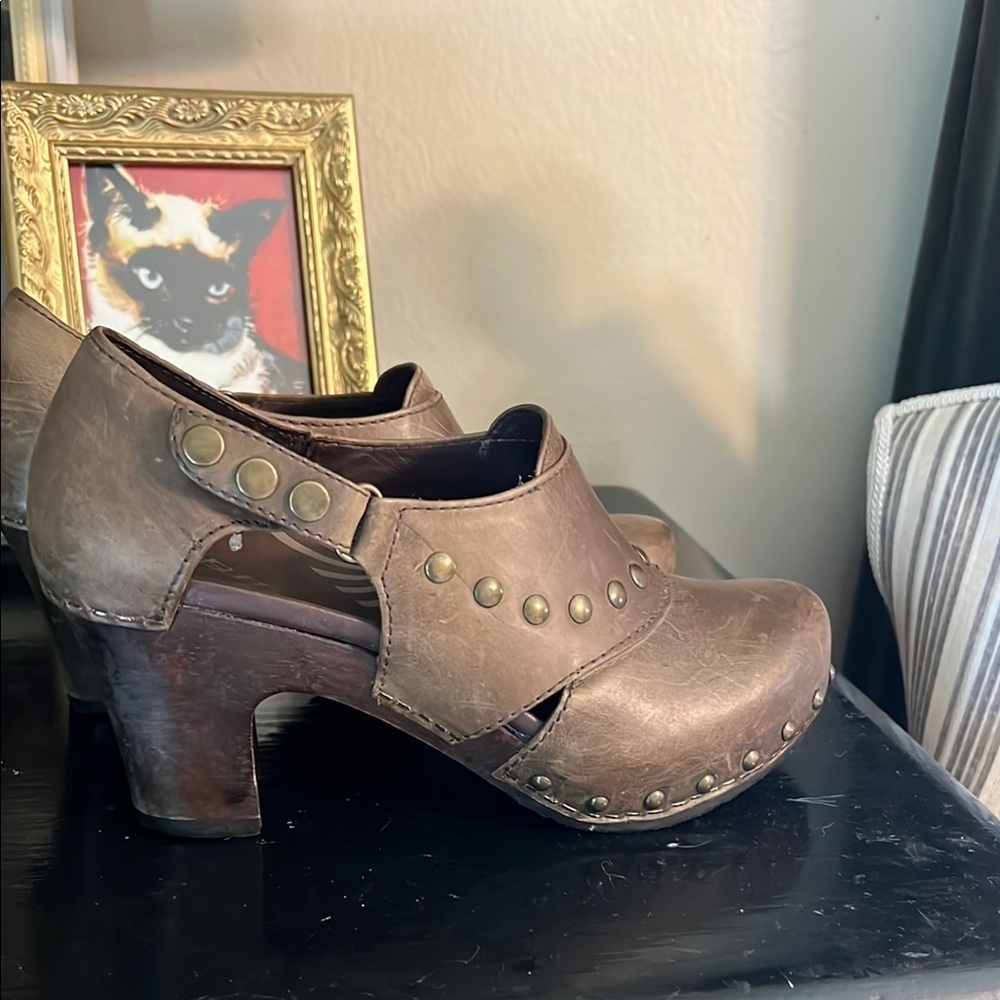 Stylish Dansko Ryder Greige Leather Women's Shoes - Picture 4 of 7